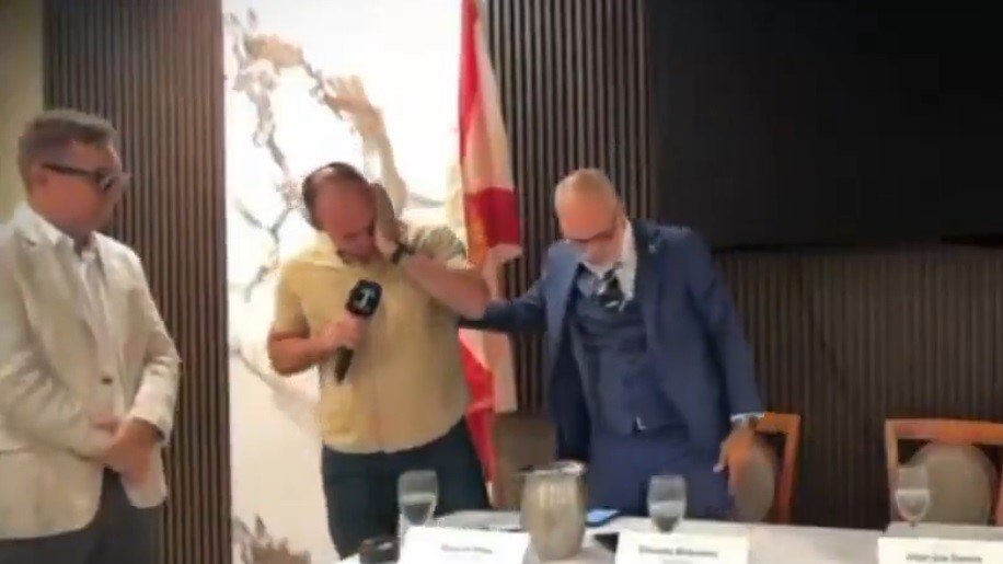 Eduardo Bolsonaro chora ao falar da família e afirma temer prisão no exterior