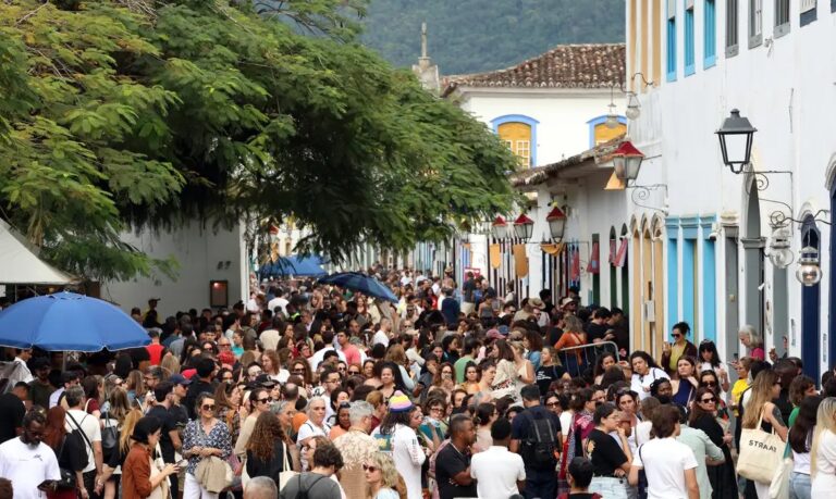 Com 40 mil visitantes, Flip 2026 chega ao fim em Paraty