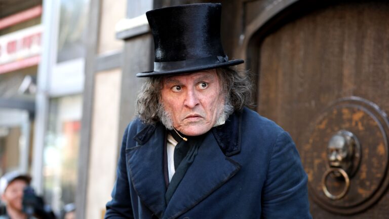 Johnny Depp surpreende público da Comic-Con com visual de Ebenezer Scrooge; vídeo