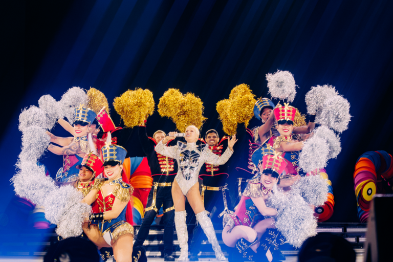 Xuxa faz 50 mil fãs reviverem a infância na estreia da turnê 'O Último Voo da Nave'