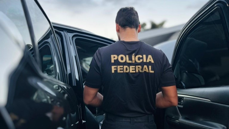 Motorista é preso com 16 fuzis e quatro pistolas