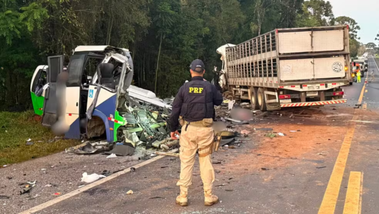 Acidente entre carreta e micro-ônibus mata 23 no Paraná