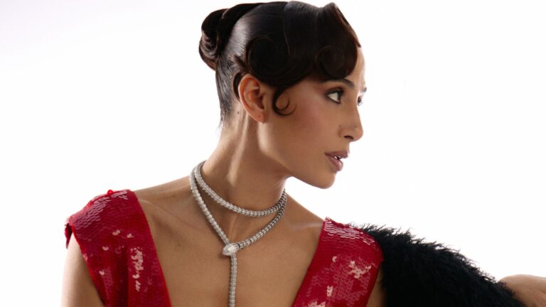 Camila Pitanga brilha com joias de diamantes em noite de cinema