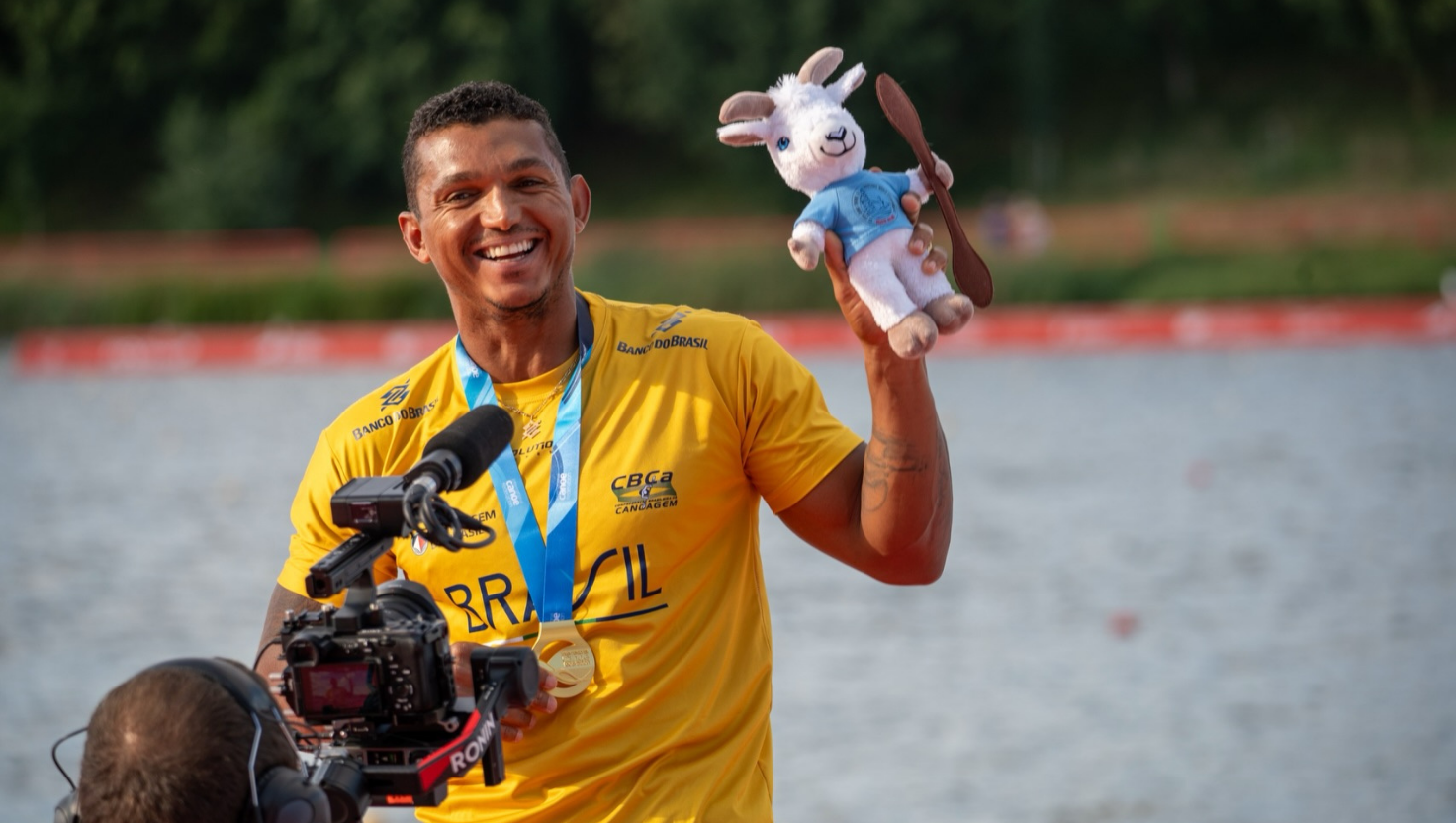 Isaquias Queiroz leva ouro na canoagem e é penta no C1 500m