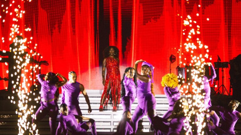 Liniker leva “BYE BYE CAJU” ao Rio com show recheado de música, dança e emoção