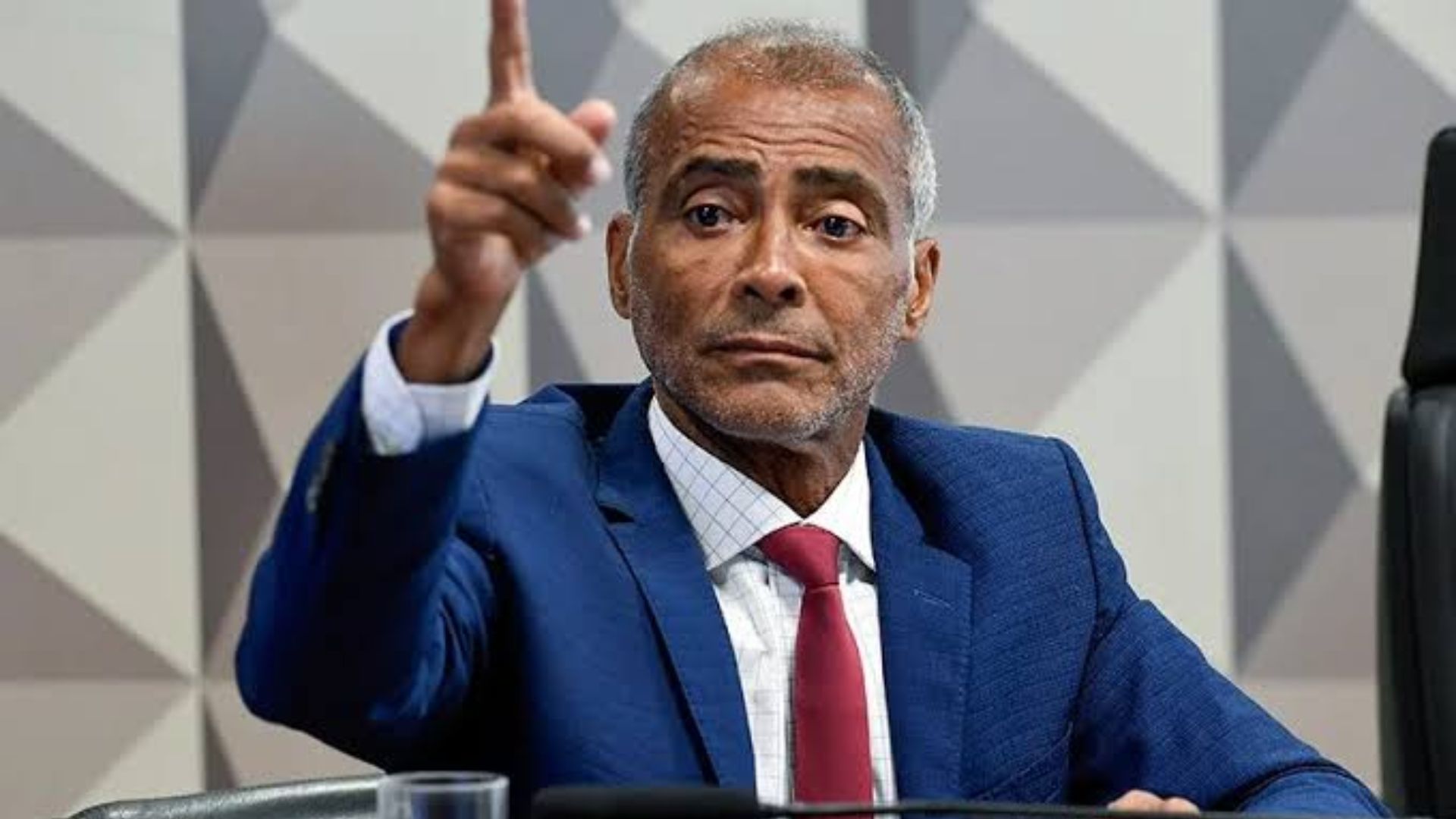 Romário não convence Justiça ao alegar que precisa do salário para sobreviver