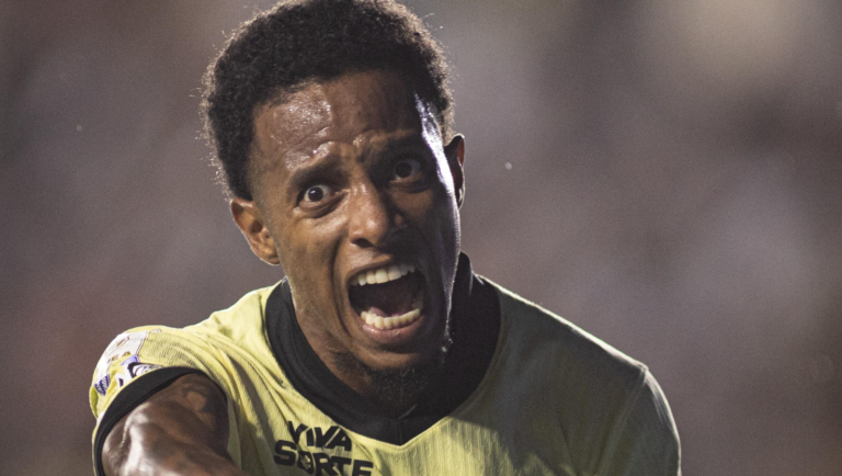 Vasco bate o Cruzeiro por 3 a 1 e respira no Brasileirão