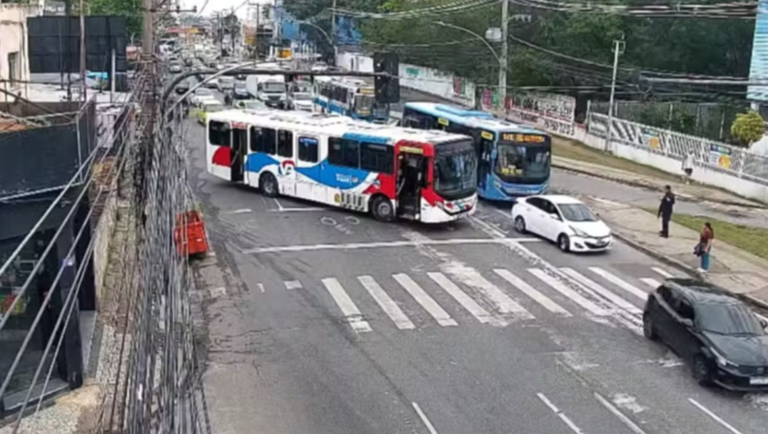 Bandidos usam 19 ônibus para fazer barricadas na Zona Norte do Rio