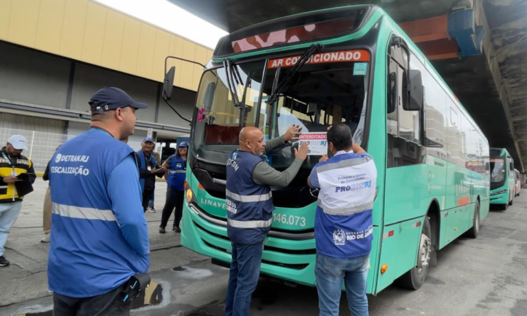 Fiscalização interdita cinco ônibus com falhas de segurança em Nova Iguaçu