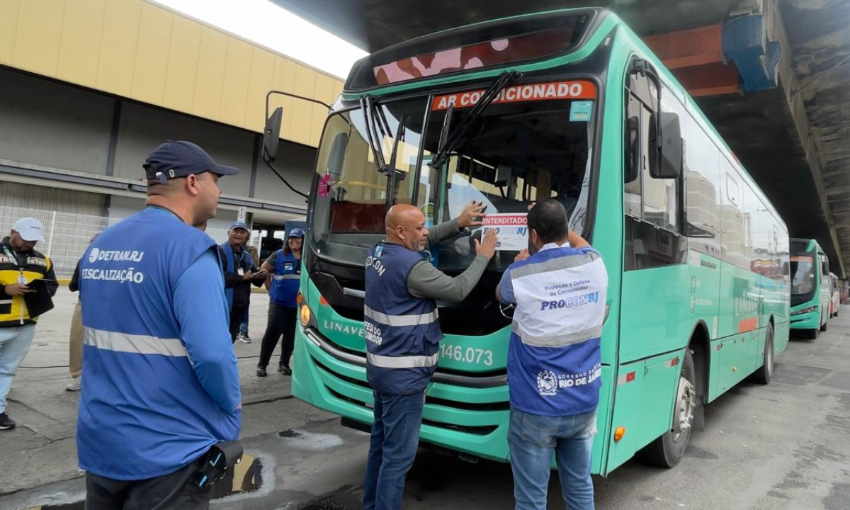 Fiscalização interdita cinco ônibus com falhas de segurança em Nova Iguaçu