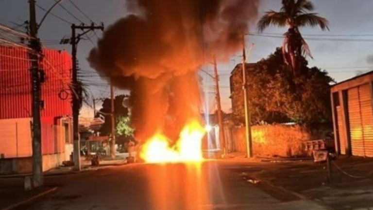 Tiros e barricadas fecham escolas durante operação no Rio