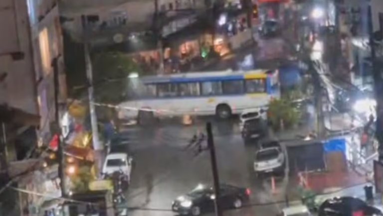 Tiroteio deixa quatro mortos e fecha vias com 14 ônibus no Rio