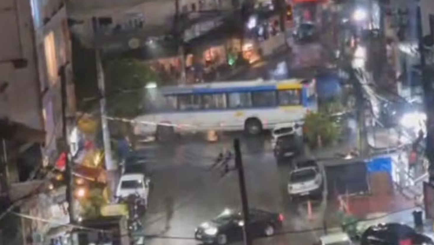 Tiroteio deixa quatro mortos e fecha vias com 14 ônibus no Rio