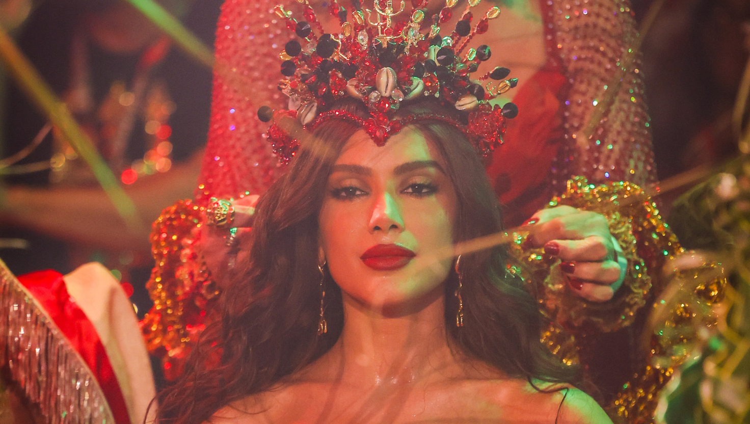 Anitta assume reinado como rainha de bateria da Grande Rio