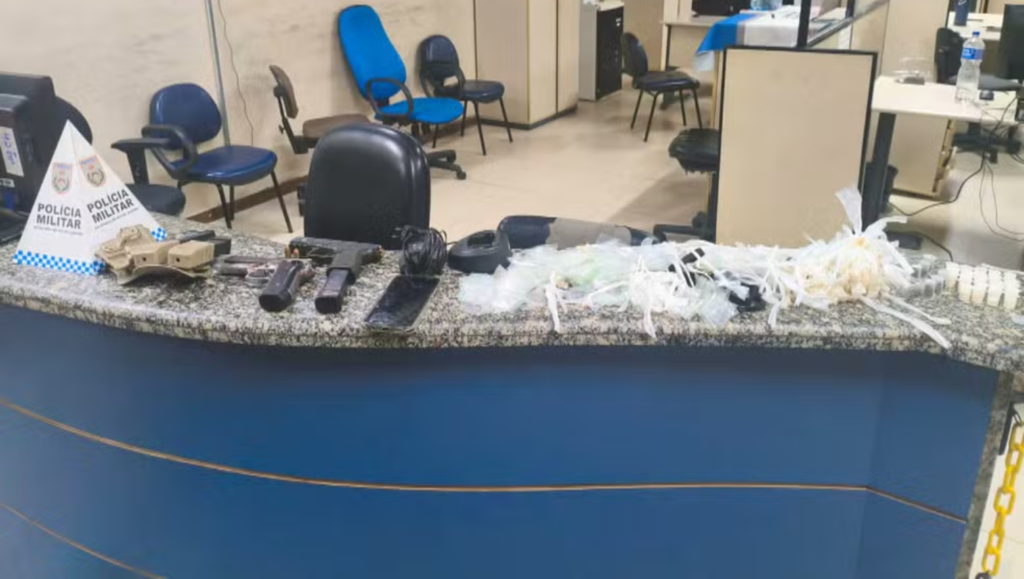 Bandidos roubam viatura da PM durante fuga no Rio