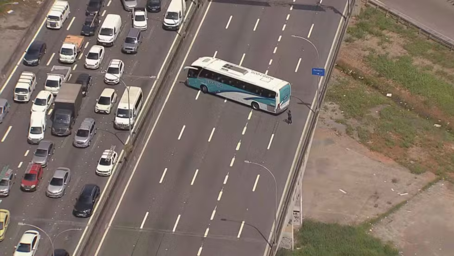 Ônibus com 120 crianças são tomados por bandidos e usados em barricada no Rio
