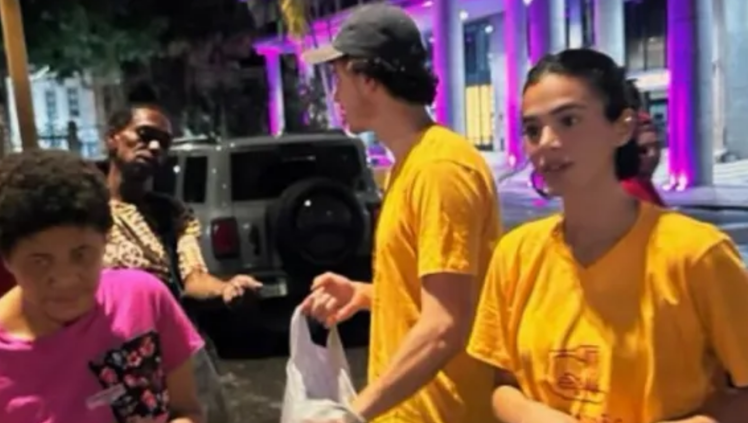 Bruna Marquezine e Shawn Mendes fazem ação solidária no Rio