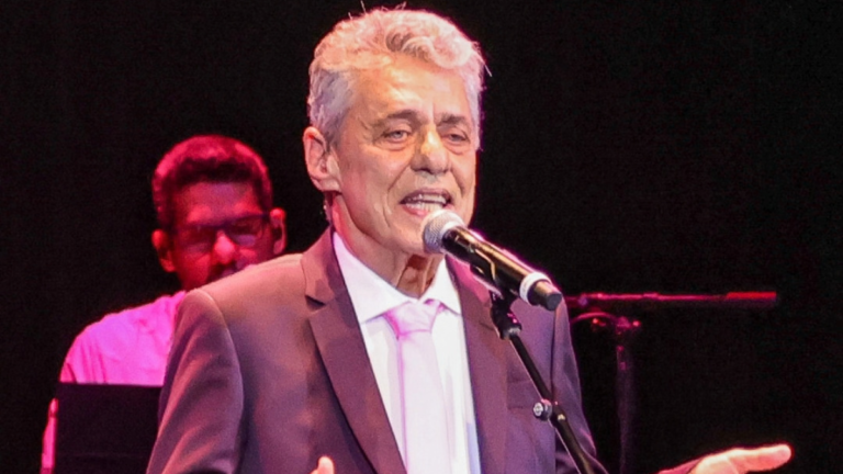 Chico Buarque é alvo de ameaça de morte e aciona polícia do Rio