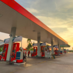 Gasolina deve superar US$ 4 nos EUA em meio à guerra com o Irã