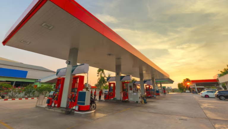 Gasolina deve superar US$ 4 nos EUA em meio à guerra com o Irã