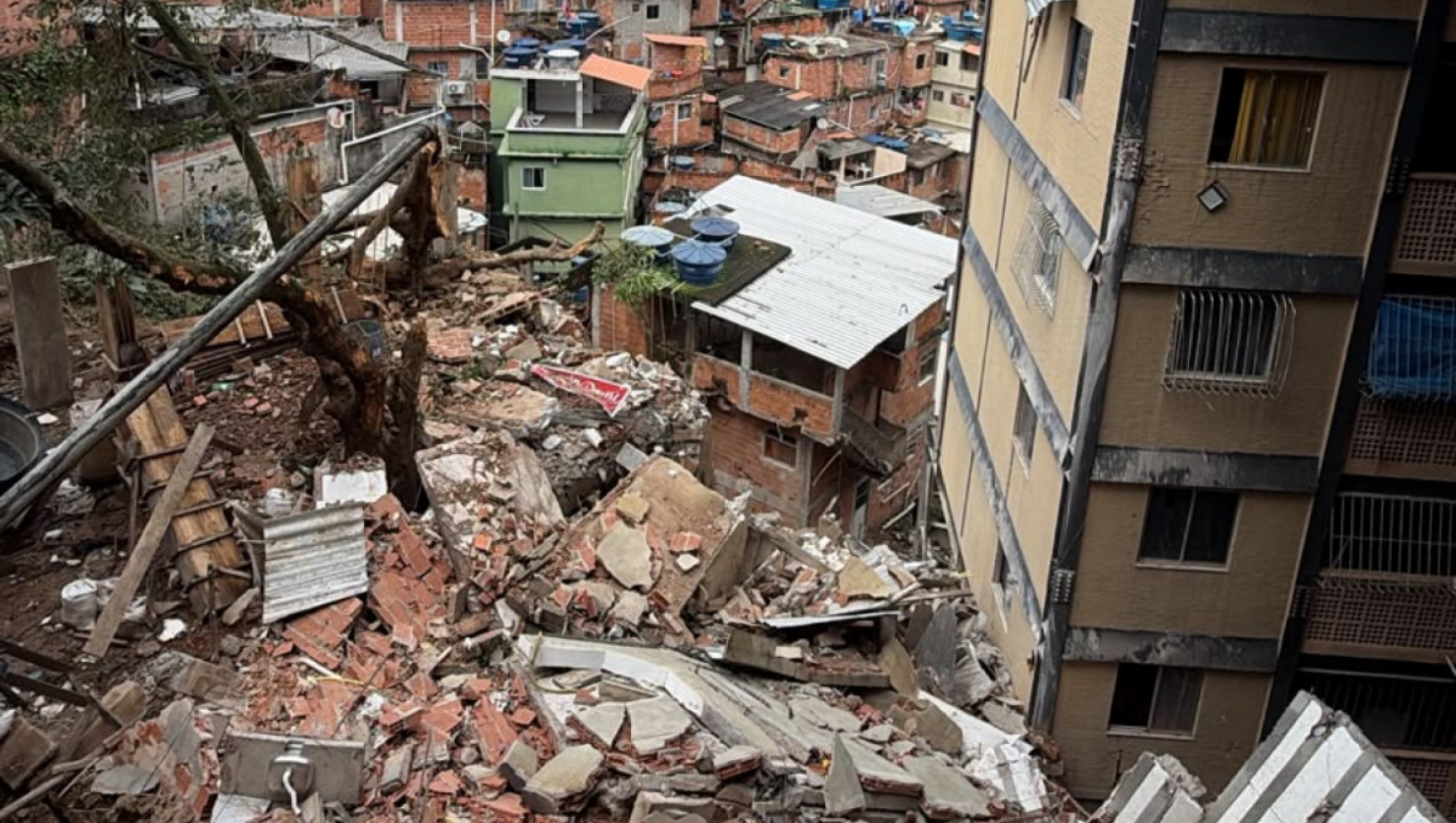 Veja momento em que prédio desaba no Morro do Cantagalo, na Zona Sul do Rio