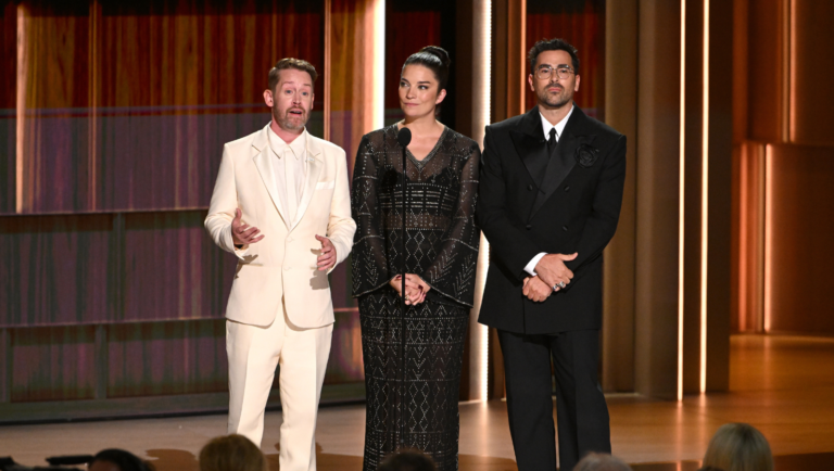 Macaulay Culkin homenageia Catherine O’Hara durante o Emmy 2026 ‘Ela era a minha mãe’