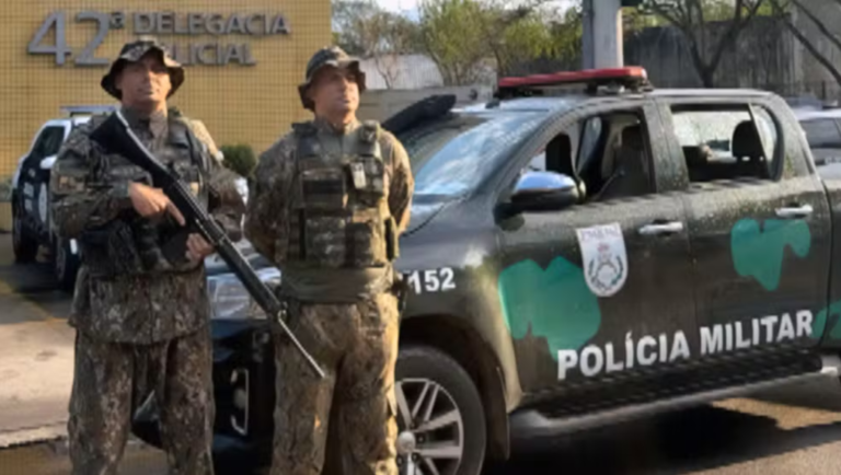 Bandidos roubam viatura da PM durante fuga no Rio