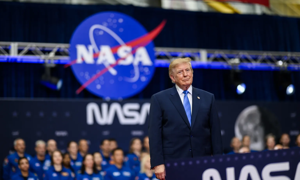 Trump compartilha imagem dizendo que 'a Lua é nossa'; entenda o que diz a lei internacional