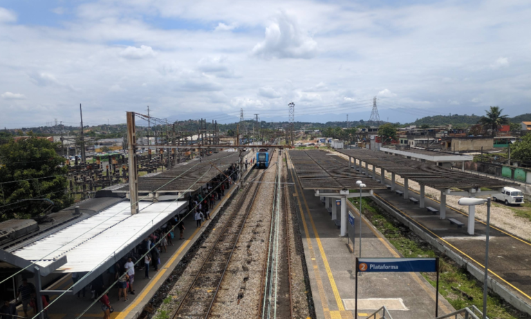 Carro invade linha férrea e bate em trem na Baixada Fluminense; pessoa fica presa nas ferragens