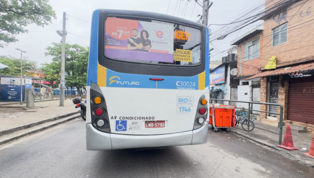 Ônibus com 120 crianças são tomados por bandidos e usados em barricada no Rio