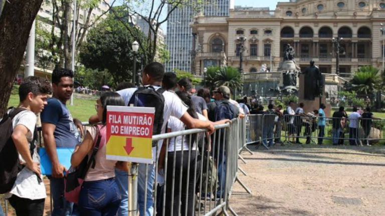 Desemprego cai para 5,3% e Brasil alcança recorde na carteira assinada