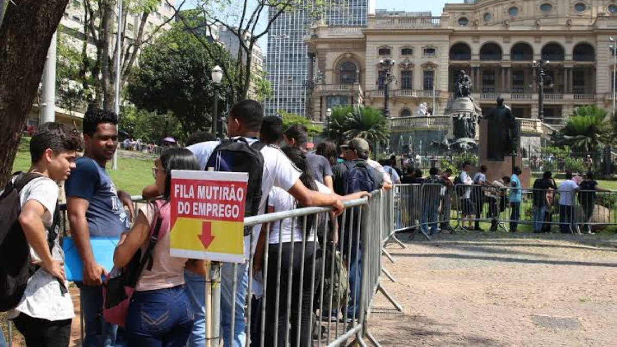 Desemprego cai para 5,3% e Brasil alcança recorde na carteira assinada