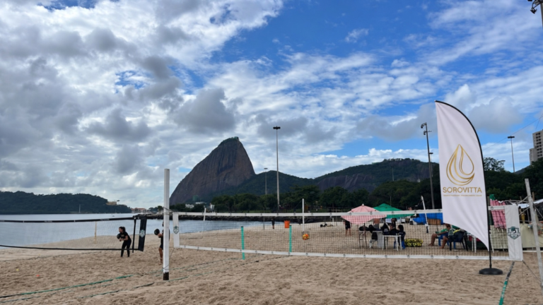 Praia do Flamengo recebe torneio gratuito de futevôlei neste sábado (26)