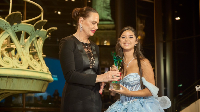 Aos 15 anos, jovem artista recebe troféu das mãos de Luiza Brunet em Nova York