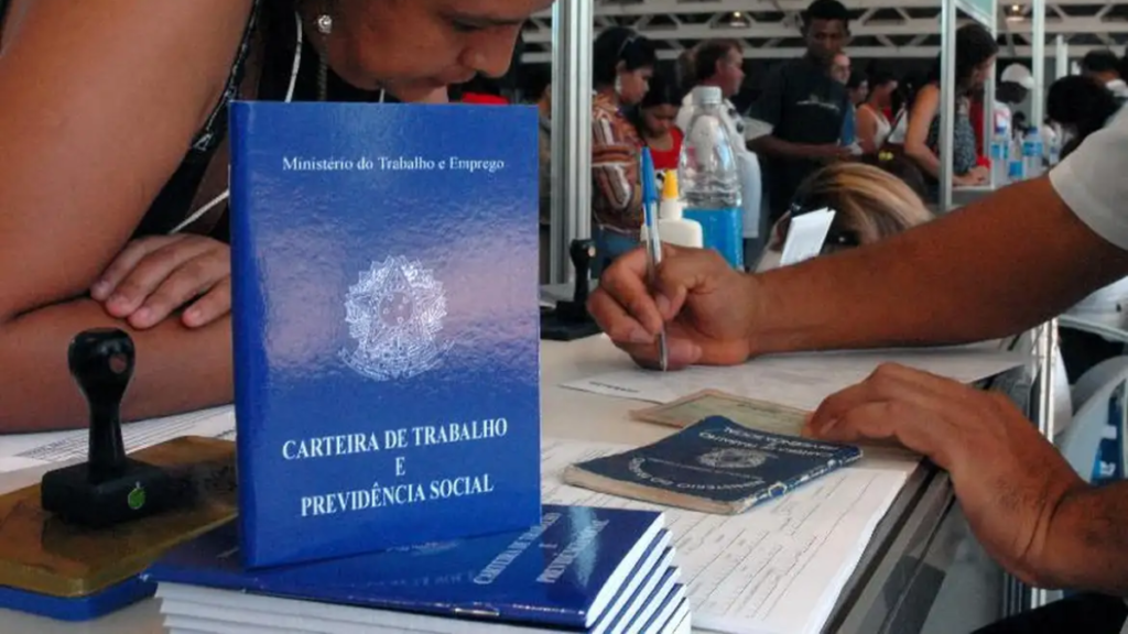 Desemprego cai para 5,3% e Brasil alcança recorde na carteira assinada