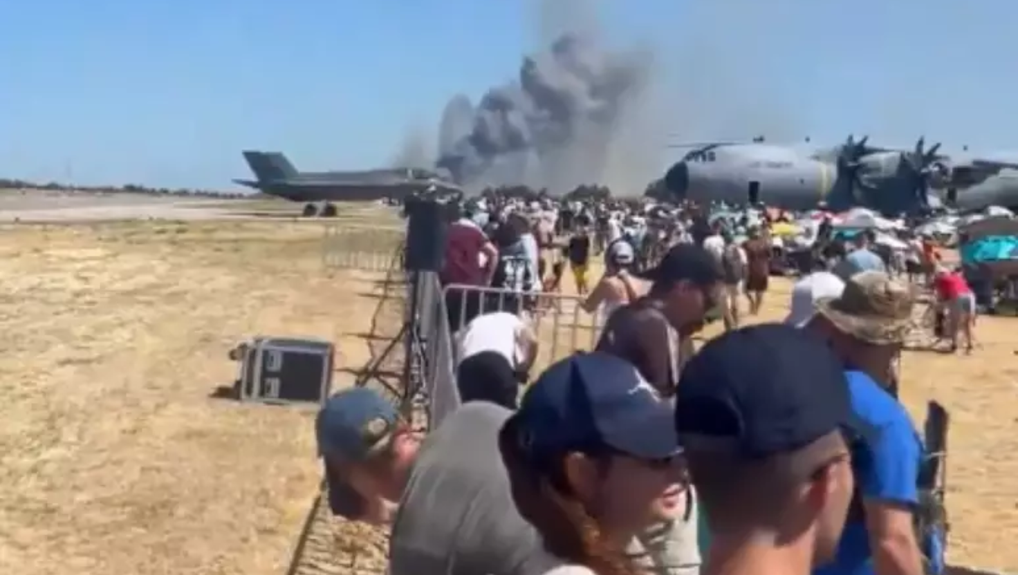 Caça grego cai durante show aéreo perto de Atenas e mata dois pilotos
