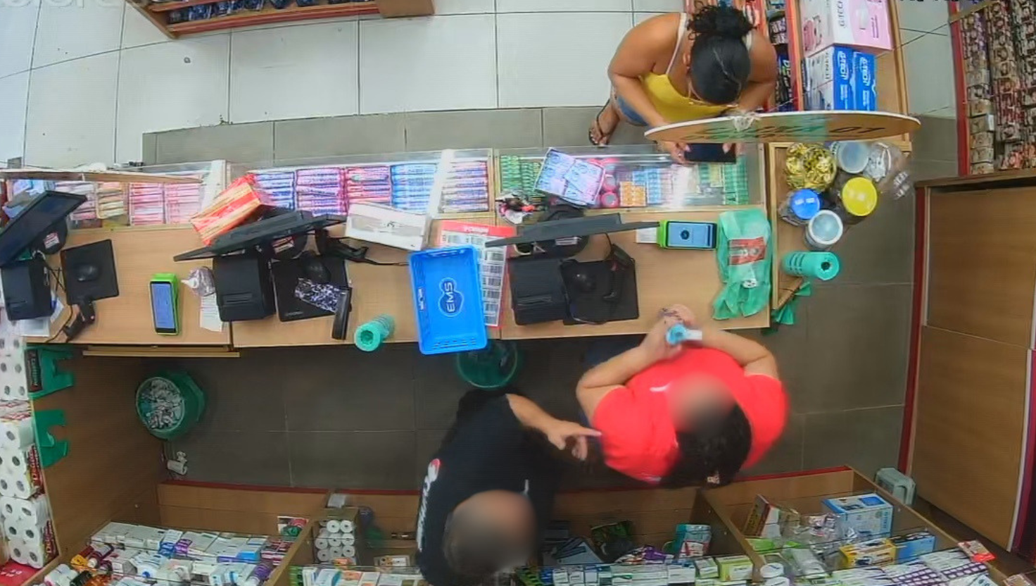 Gerente de farmácia é demitido após denúncia de agressão a funcionária por beber água; vídeo