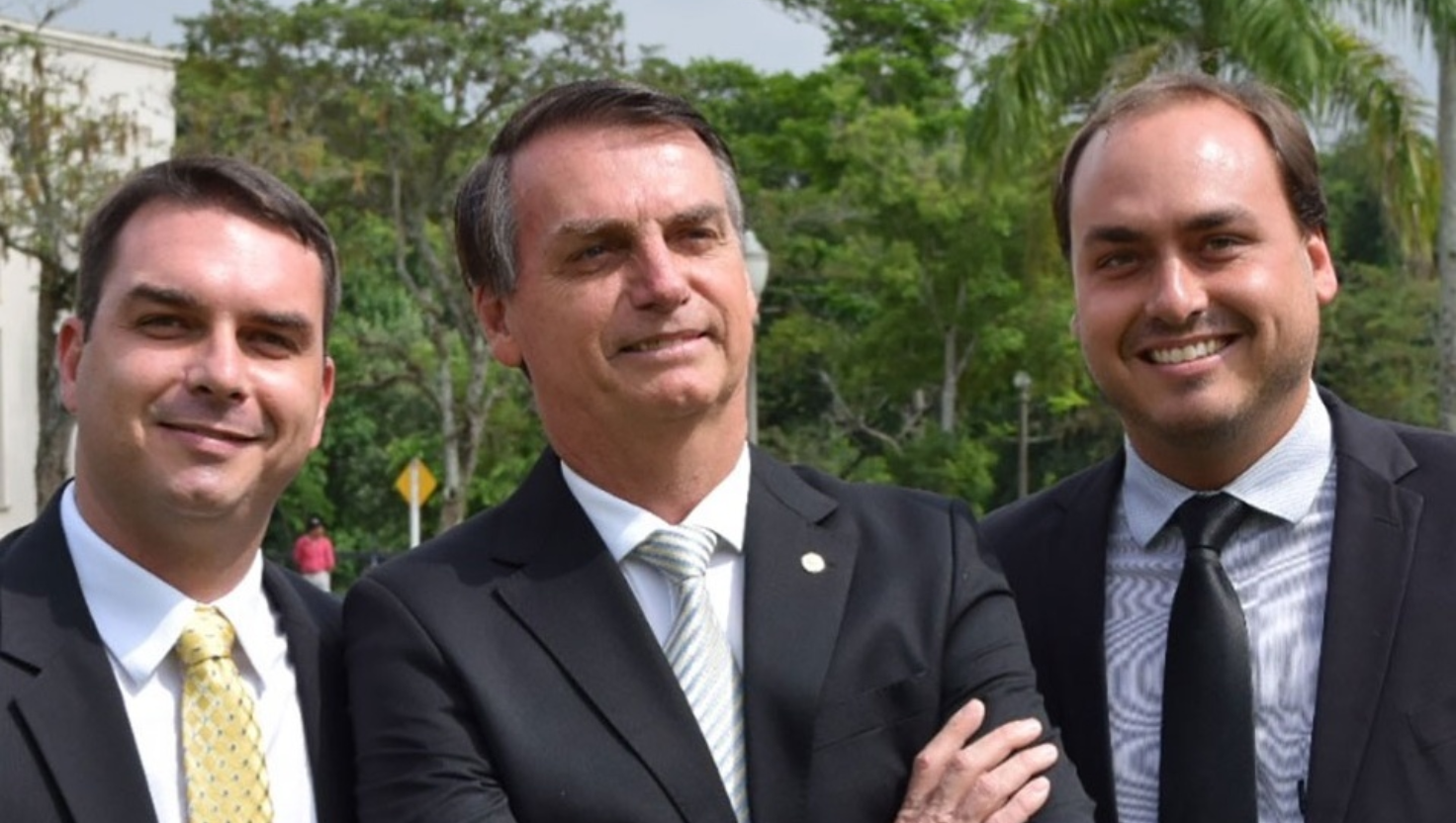 Carlos Bolsonaro visita o pai e fala sobre momento da família após fuga de Flávio para os EUA