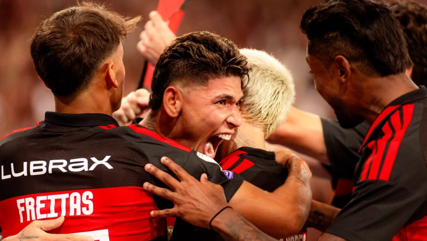 Flamengo vence o Fluminense e segue líder do Brasileirão após rodada de clássicos