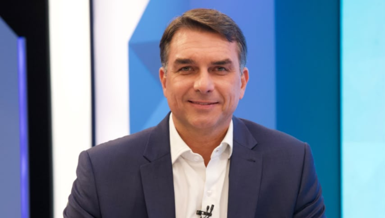 Flávio Bolsonaro defendeu PMs acusados de matar quatro homens em comunidade do Rio
