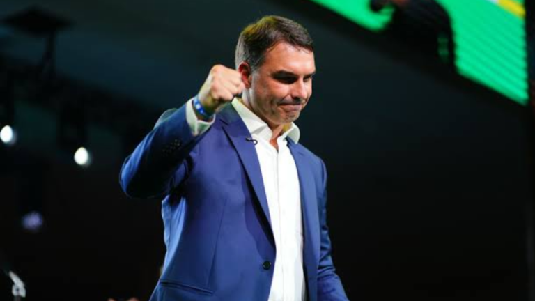 Flávio Bolsonaro é intimado a entregar passaportes por ordem de Moraes