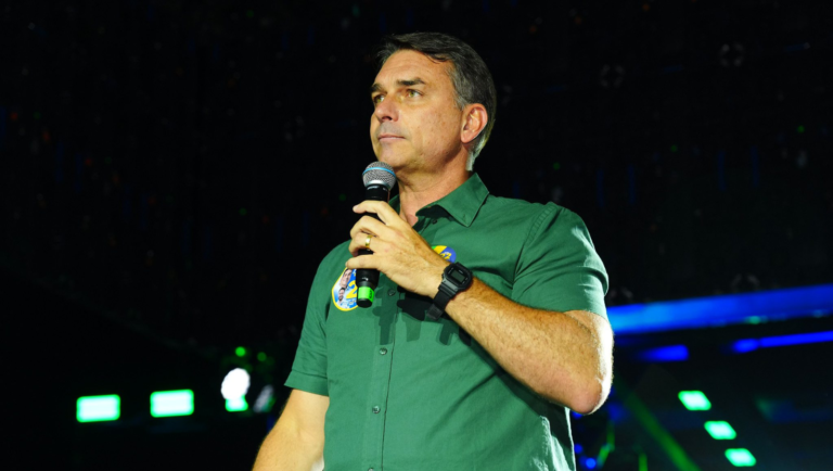 Imprensa argentina diz que Flávio Bolsonaro teria cruzado fronteira a pé