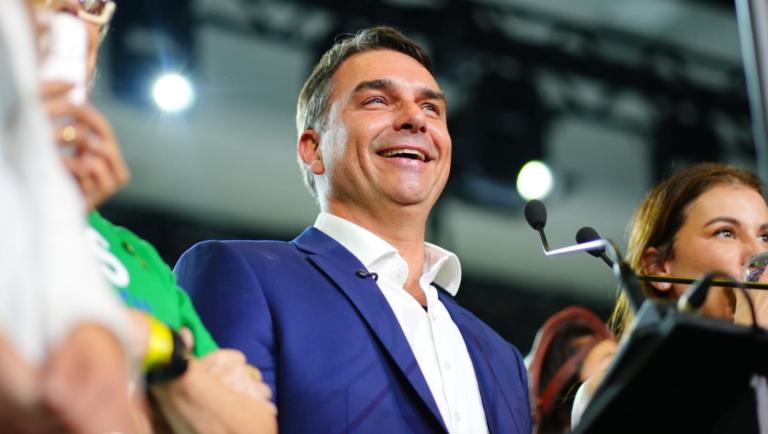 Flávio Bolsonaro volta atrás e confirma debate com Lula na Band