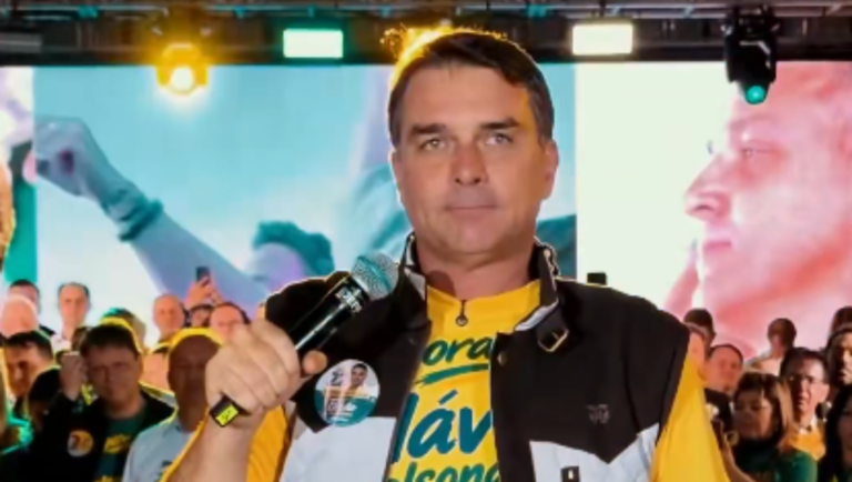 Após defender fim da escala 6x1, Flávio Bolsonaro promete mudar regra