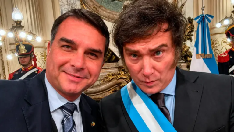 Cadê Flávio Bolsonaro? Senador não entrega passaportes e PF apura suspeita de fuga para a Argentina