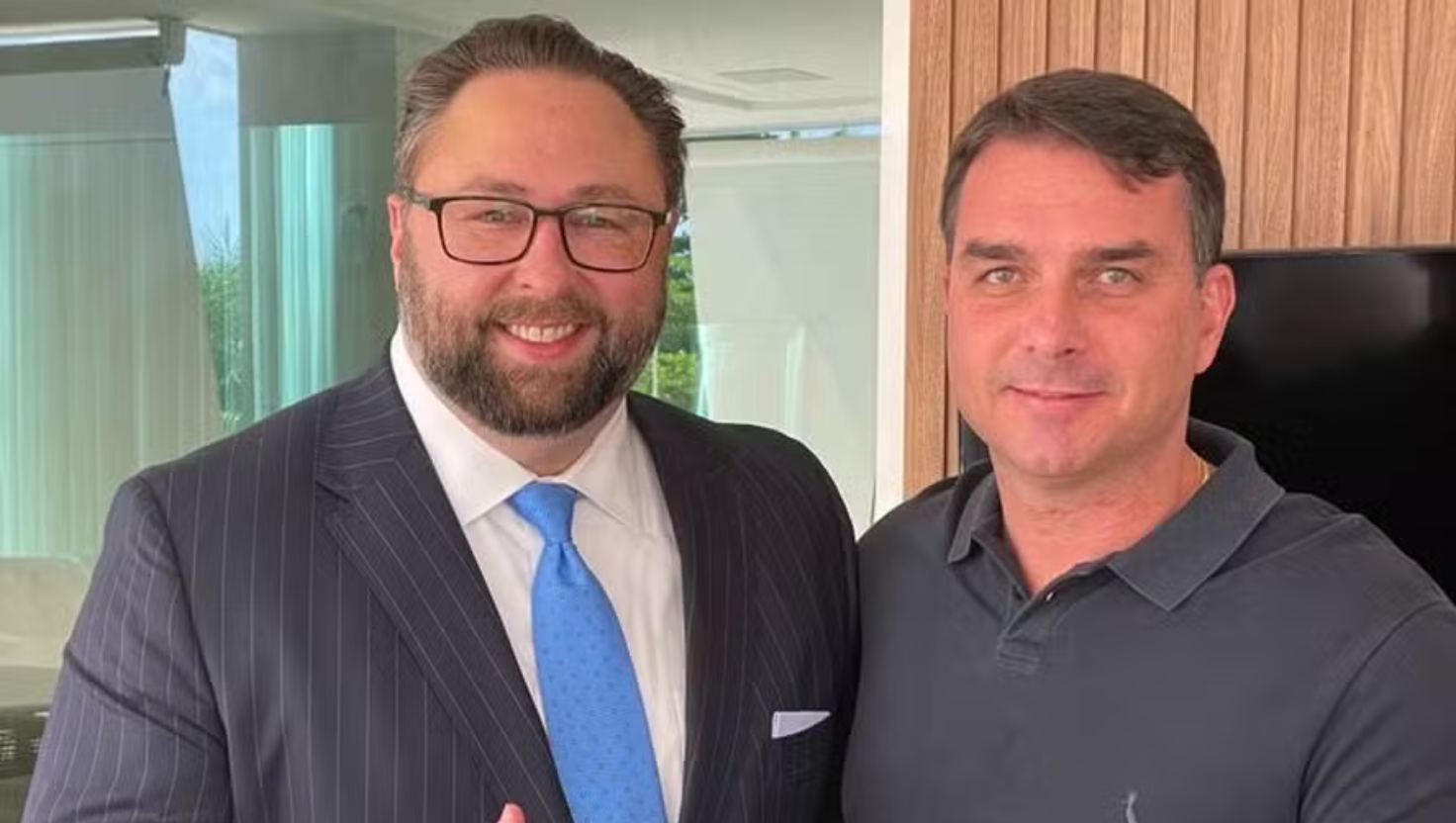 Democratas dos EUA cobram Trump por possível ajuda na fuga de Flávio Bolsonaro do Brasil