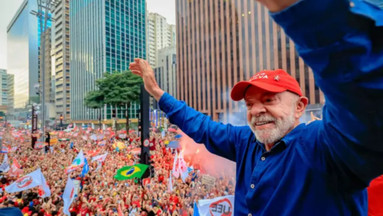 Lula vence segundo turno e é reeleito presidente do Brasil