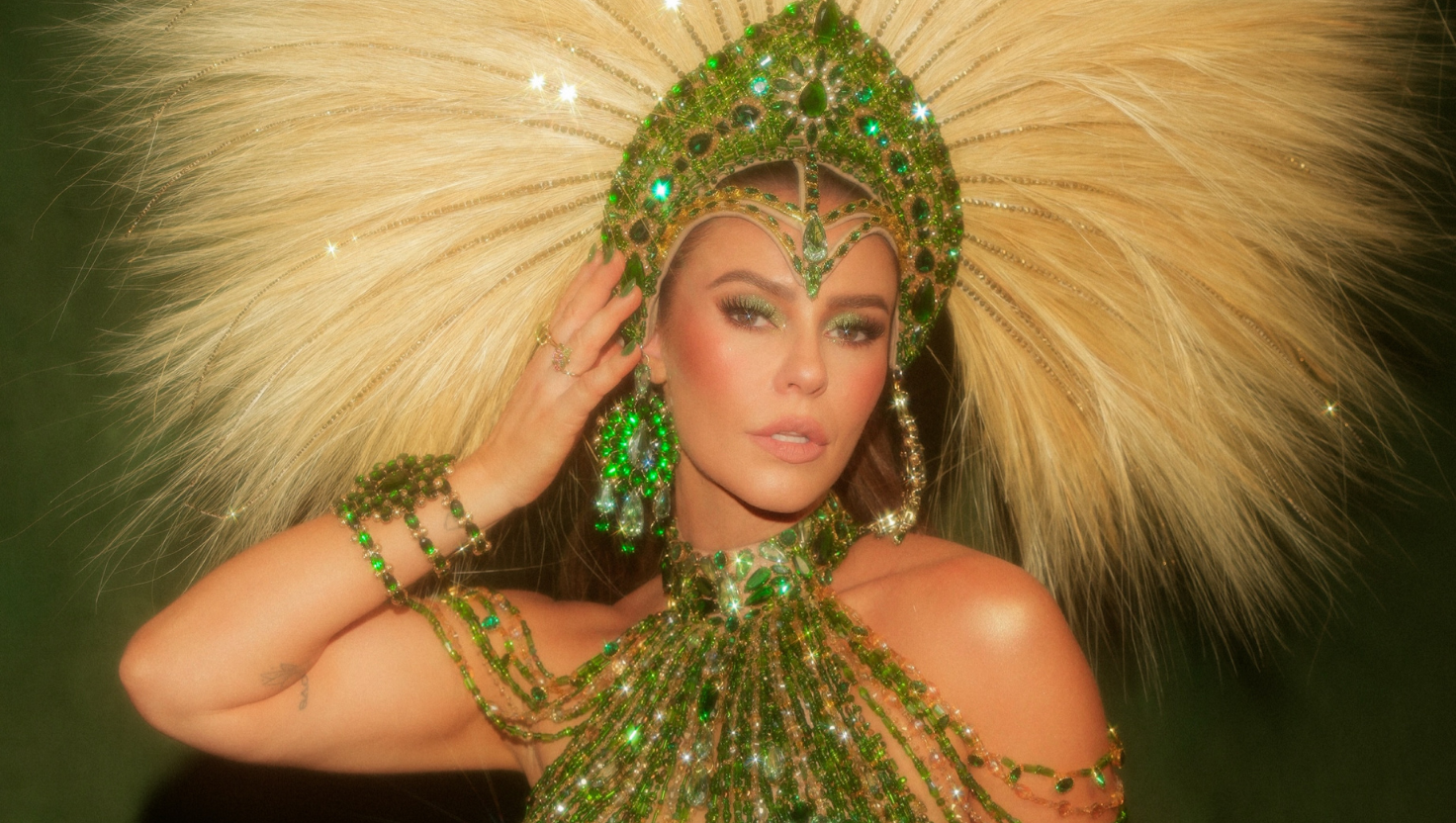 Paolla Oliveira é coroada por IZA como rainha de bateria da Imperatriz; assista