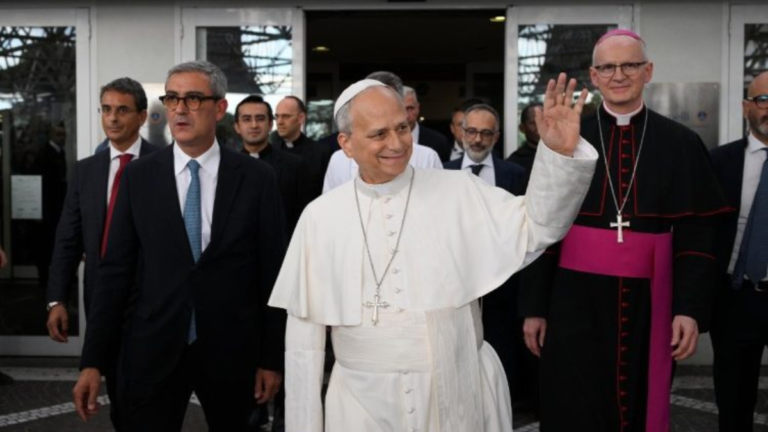 Papa Leão XIV recebe alta e é aplaudido por multidão em Roma; vídeo