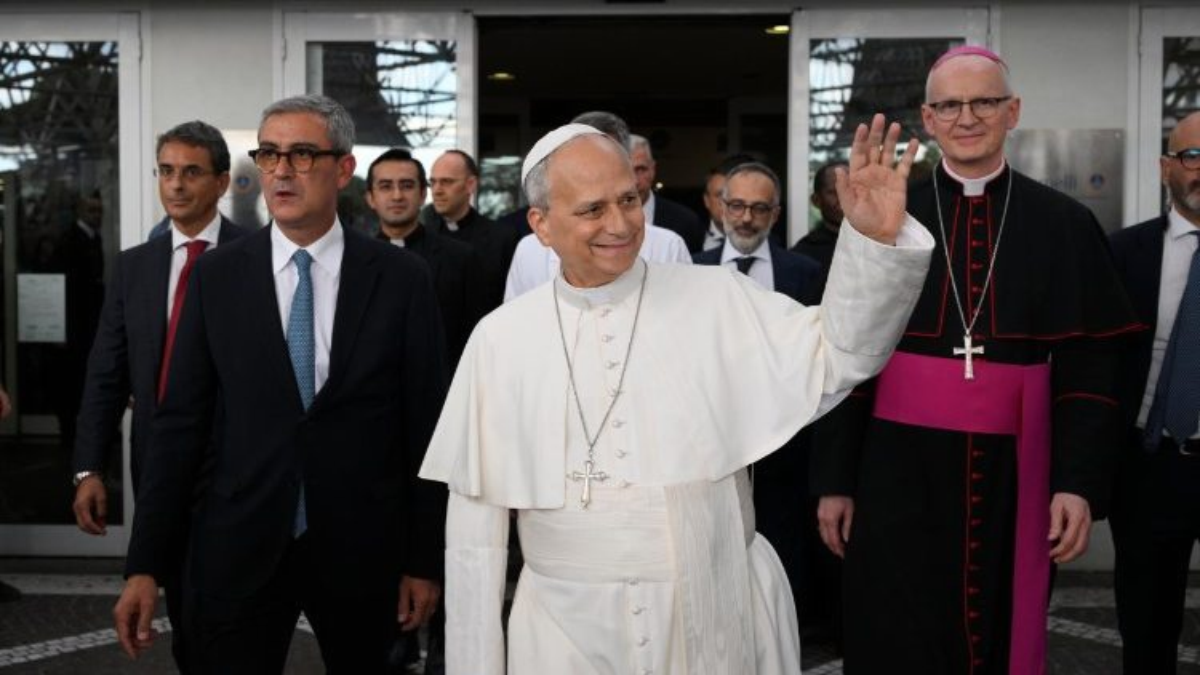 Papa Leão XIV recebe alta e é aplaudido por multidão em Roma; vídeo